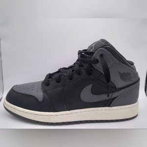 Jordan 1 mids